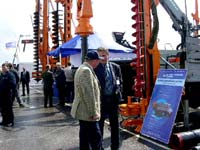 Директор фирмы Лутц Курт г-н Лутц Курт консультирует потенциального покупателя
