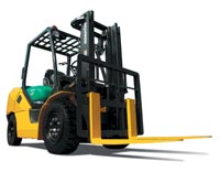 На склад Универсал-Спецтехники поступила первая партия погрузчиков Komatsu новой серии СХ50  